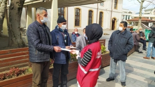 Sakarya’da Kovid19’la mücadele kapsamında gönüllülerden kurulan ekip vatandaşları bilgilendiriyor