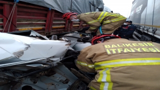 Balıkesir’de kamyon ile tırın arasında sıkışan otomobilin sürücüsü öldü