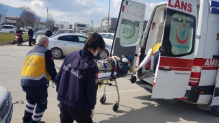 İnegöl’de kamyonet ile hafif ticari araç çarpıştı: 1 yaralı