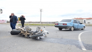 Karasu’da otomobille çarpışan motosikletin sürücüsü yaralandı