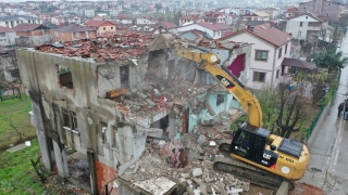 Kocaeli’de 17 Ağustos 1999 Marmara Depremi’nde hasar gören bina yıkıldı