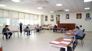 Bağcılar Belediyesi’nin engelli kursiyerleri, yaptıkları çizim ve resimlerle rehabilite oluyor