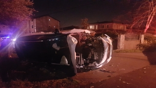 Sakarya’da devrilen otomobilin sürücüsü yaralandı
