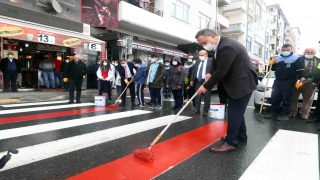 Bağcılar’da merkezi noktalardaki yaya geçitlerine ”kırmızı çizgi” çekildi