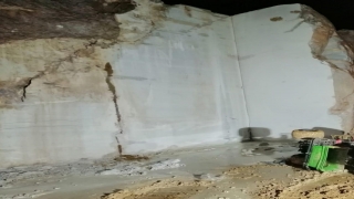Manyas’ta arazi aracıyla mermer sahasına düşen kişi öldü
