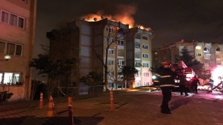 Kocaeli’de bir apartmanın üst katında çıkıp çatıya sıçrayan yangın söndürüldü