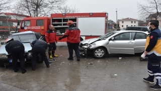 Hendek’te iki otomobil çarpıştı: 2 yaralı