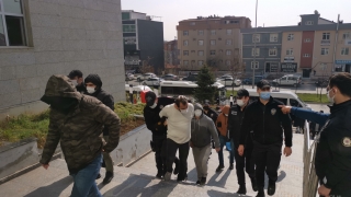 Kocaeli merkezli 6 ilde beyaz eşya dolandırıcılığı yaptıkları iddiasıyla gözaltına alınan 45 zanlı adliyede