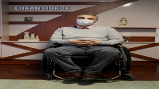 Yürüme engelli avukat azmiyle örnek oluyor