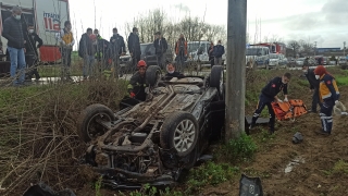 Kocaeli’de şarampole devrilerek ters dönen otomobildeki yaralı sürücüyü itfaiye kurtardı