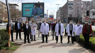Kocaeli’nde beyaz önlük giyen sağlık çalışanlarından Kovid19’a karşı farkındalık yürüyüşü