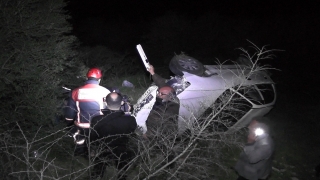 Karasu’da şarampole yuvarlanan otomobildeki biri çocuk 2 kişi yaralandı