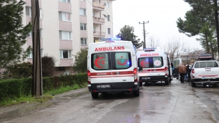 Evde çıkan yangında dumandan etkilenen 2 kardeş hastaneye kaldırıldı