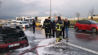 Kocaeli’de seyir halindeki otomobilde çıkan yangın söndürüldü