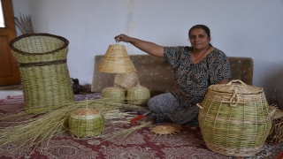 Çanakkale’de 40 yıldır örme sepet üreten kadın siparişlere yetişemiyor