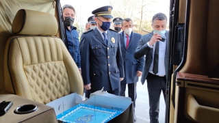 Bursa’da gazetecilerden ”silah yüklü araç” ihbarına giden polis ekiplerine sürpriz kutlama