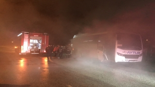 Sakarya’da personel servis aracında çıkan yangın söndürüldü