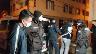 Bursa’da uyuşturucu maddeyi evin çatısına atıp kaçmaya çalışan şüpheliler yakalandı