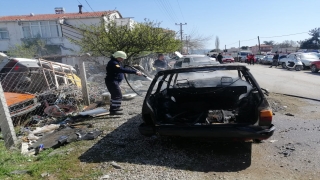 Ayvacık ilçesinde park halindeki otomobil yandı