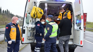 Sakarya’da kaza yapan kamyonetin sürücüsü yaralandı