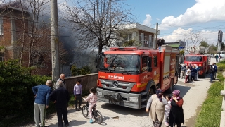 Sapanca’da iki katlı evin verandasında çıkan yangın hasara neden oldu