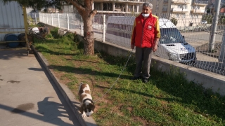 Sokakta bulduğu yavru köpeği sahiplendi