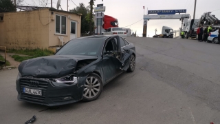 Kocaeli’de tırdan ayrılan dorsenin çarptığı otomobilin sürücüsü yaralandı