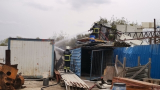 Kocaeli’de geri dönüşüm tesisinde plastik maddelerin depolandığı alanda çıkan yangın söndürüldü