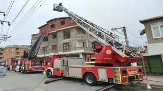 Gebze’de bir binanın çatı katında çıkan yangın söndürüldü