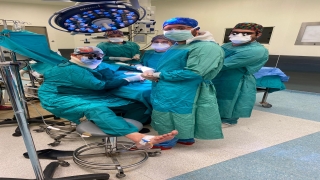 Bursa’da ameliyat sırasında tansiyonu düşen doktor, ayağına serum taktırarak operasyonu tamamladı