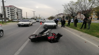 Tekirdağ’da otomobilin çarptığı motosikletteki baba oğul yaralandı