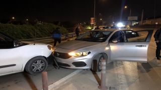 Bursa’da uygulama noktasından kaçarken polis aracına çarpan otomobilde uyuşturucu ve silah bulundu