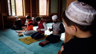 Sakarya’da imam ”Bu Camide Çocukların Dokunulmazlığı Vardır” projesiyle çocukları camiye alıştırıyor