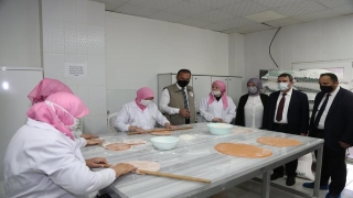 Bursa İl Tarım ve Orman Müdürü Hamit Aygül, ekinezya üreten kadınlarla bir araya geldi