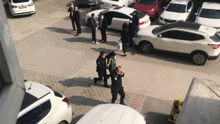 Kocaeli Adliyesi’ne ait otoparkta araçların lastiklerini kestiği iddia edilen zanlı yakalandı