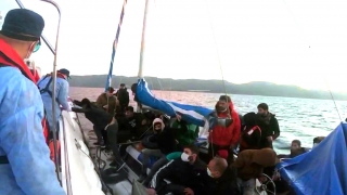 Çanakkale açıklarında Türk kara sularına itilen 29 sığınmacı kurtarıldı
