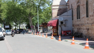 Bayramiç’te tarihi caminin minaresinin şerefesi yıkıldı
