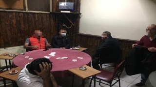 Kocaeli’de Kovid19 tedbirlerini ihlal edip iskambil oynayan 6 kişiye para cezası verildi