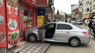Bilecik’te yayaya çarpan otomobil çiğ köfteci dükkanına vurarak durdu