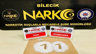 Bilecik’te, ”dur” ihtarına uymayıp uyuşturucuyu yol kenarına atarak kaçmaya çalışan sürücü yakalandı