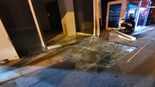 Beşiktaş’ta bir vitrine çarpan motosikletin sürücüsü yaralandı