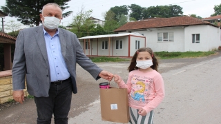 Söğütlü Belediye Başkanı Özten, çocuklara ”ramazan hediyeleri”ni dağıttı