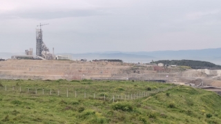 Kocaeli’de çimento fabrikasının çalışma sahasında çıkan atık yangını söndürüldü