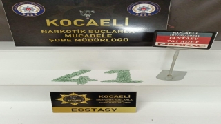 Kocaeli’de durdurulan oto kurtarıcının akü kısmından uyuşturucu hap çıktı