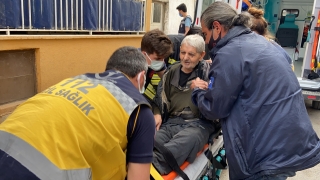 Edirne’de evinde düşerek mahsur kalan yaşlı adamı itfaiye ve sağlık ekipleri kurtardı