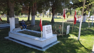 Bursa ve çevre illerde Ramazan Bayramı arifesinde şehitlikler ziyaret edildi