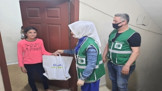 Arap Derneği ve Türk Kızılay Fatih Şubesi, ihtiyaç sahibi yabancılara yardım etti