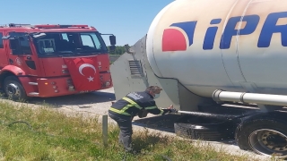 Kırklareli’nde seyir halindeyken lastiği alev alan gaz yüklü tankerdeki yangın büyümeden söndürüldü