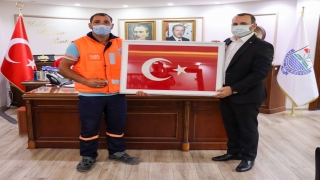 Yalova Belediye Başkan Vekili Tutuk, çöpteki Türk bayrağına sahip çıkan personeli ağırladı