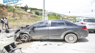 Bursa’da sağanak nedeniyle devrilen otomobile cip çarptı: 3 yaralı